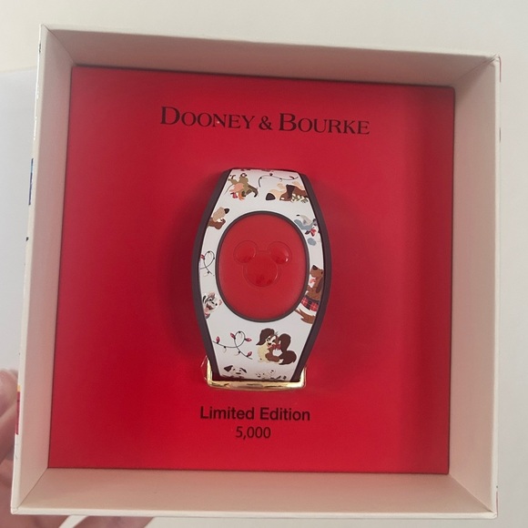 Disney Dooney & Bourke MagicBand 2, Holiday Dogs Limited Edition, Rare NWT - Picture 1 of 14